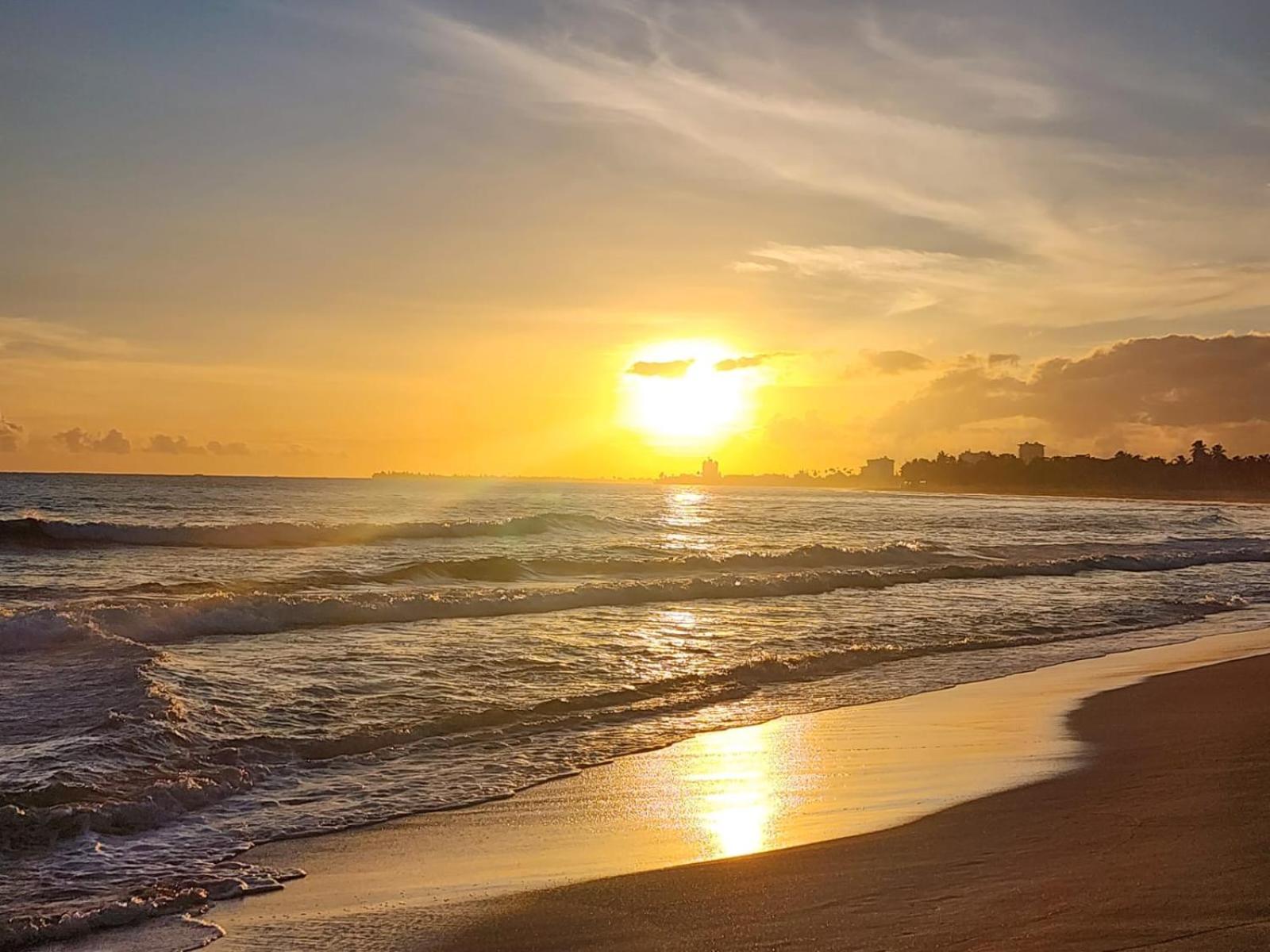 Stunning 3-bedroom Beachside Apartamento