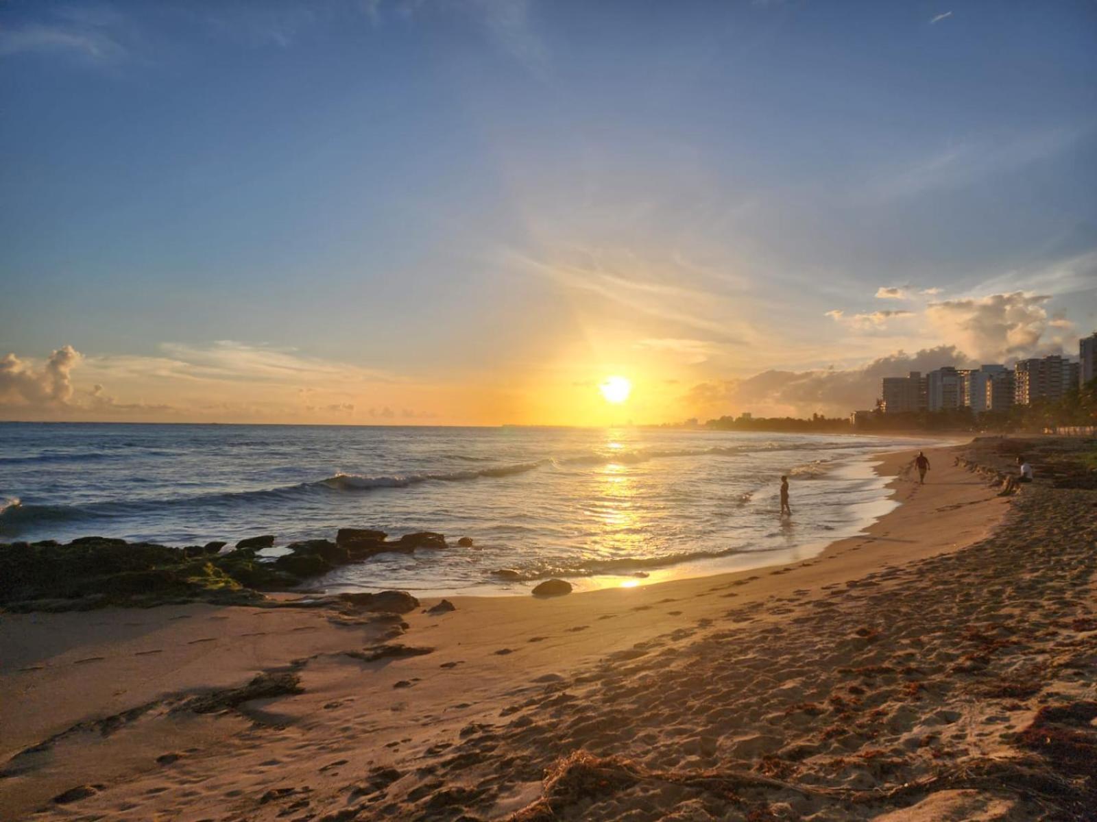Stunning 3-bedroom Beachside Apartamento San Juan
