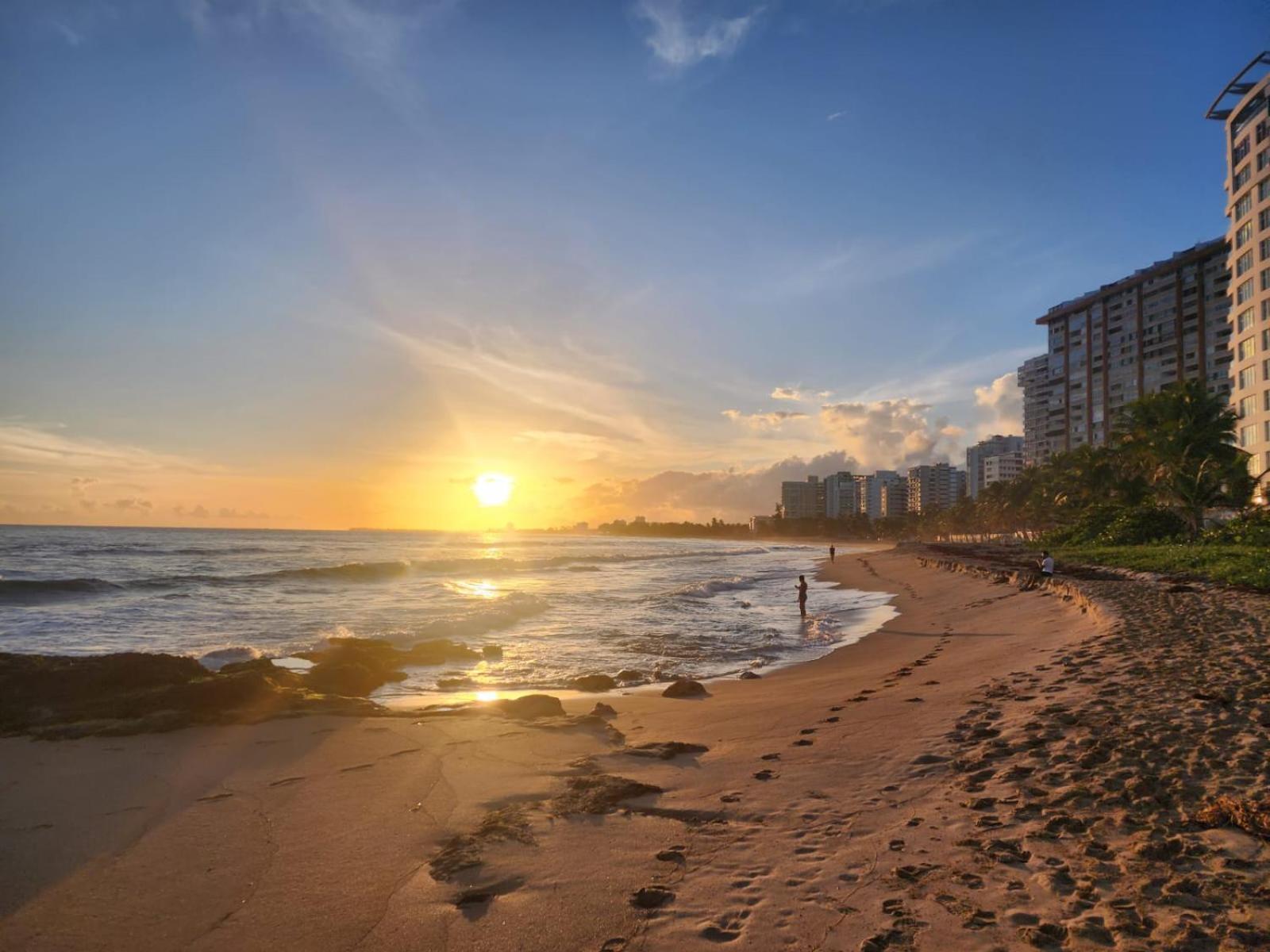 Stunning 3-bedroom Beachside Apartamento *